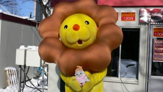 ポン・デ・ライオンにだっこされるカンちゃん
