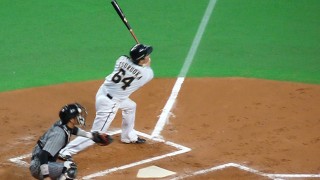 6回に、犠牲フライを打つツル
