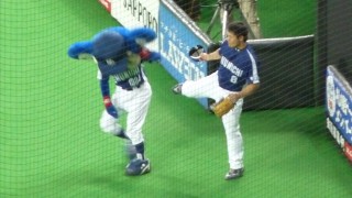 平田選手に蹴りを入れられるドアラ 平田選手に蹴りを入れられるドアラ