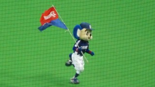 中日の旗を持って走り回っていたドアラ