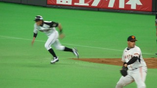 1回裏、四球で出塁して盗塁を決める糸井