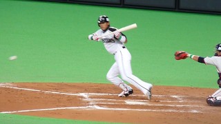 7回裏、サードへのバントヒットを決める稲葉