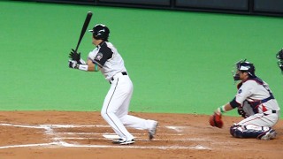 7回裏、センターへタイムリーヒットを打つ信二