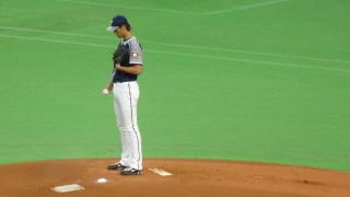 試合前、外野方向を向いて集中するダルビッシュ