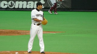 伊藤が空振り三振を取る