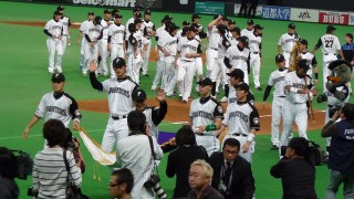 リーグ優勝のペナントを持って場内一周