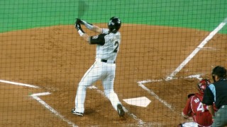 信二がソロホームランで1点先制