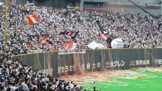 紙テープの舞うグラウンド(フライングもあったけど…) 紙テープの舞うグラウンド(フライングもあったけど…)
