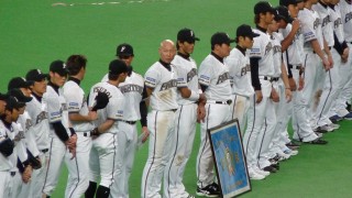 優勝額を中心に並ぶ選手たち 優勝額を中心に並ぶ選手たち