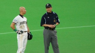 塁上で二塁塁審の津川さんと話すひちょり 塁上で二塁塁審の津川さんと話すひちょり