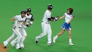 3ランホームランを打ったスレッジと、ランナーの稲葉とひちょり 3ランホームランを打ったスレッジと、ランナーの稲葉とひちょり