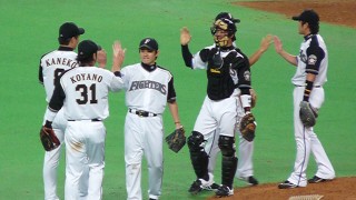 最後は久が締めて、勝利のハイタッチ 最後は久が締めて、勝利のハイタッチ