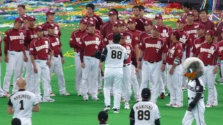 監督を中心に歩み寄る両チーム 監督を中心に歩み寄る両チーム
