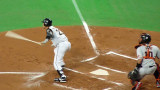 レフトへタイムリーを打つ二岡 レフトへタイムリーを打つ二岡
