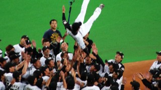 佐藤選手をみんなで胴上げ