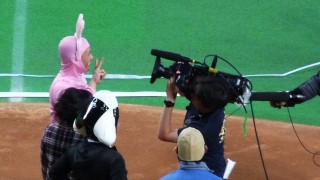 ちゃんとVサインをする坪井