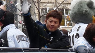 パレードで手を振る稲田