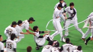 金子がゴールテープを持って逃走 金子がゴールテープを持って逃走